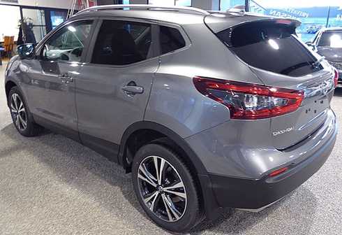 Grå metallic Nissan Qashqai, hyrbil, stulen utanför Nissans åf i Värnamo
